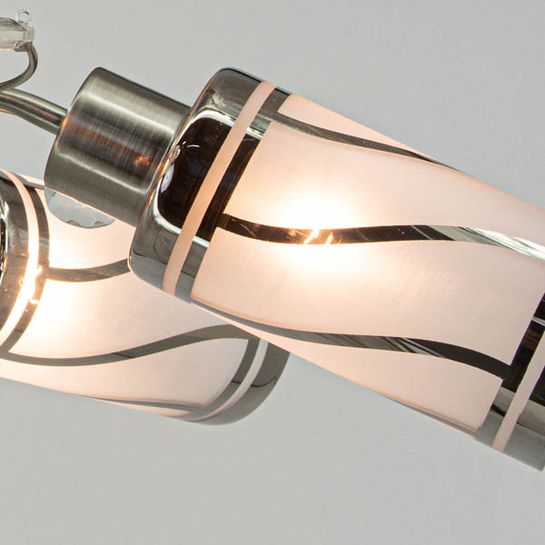 Detal lampa klasyczna ze szklanym kloszem