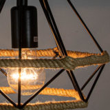 rozświetlona lampa w stylu industrial